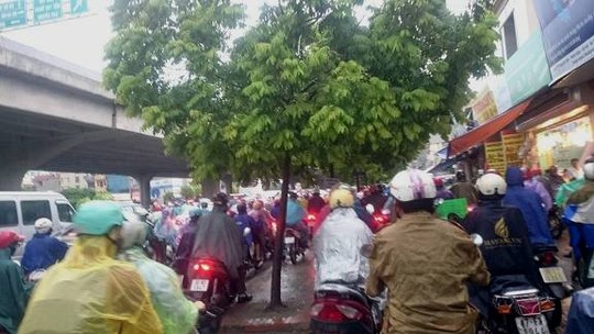 Giao[-]thông[-]Hà[-]Nội[-]náo[-]loạn[-]vì[-]mưa[-]to